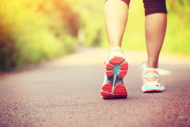 Fitness kadın uzun yürüyüşe çıkan kimse bacaklar