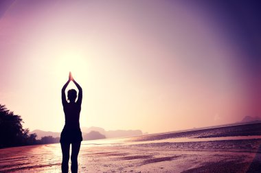 genç kadın pratik yoga