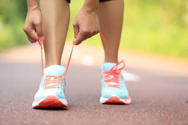 Jonge Vrouwelijke Atleet Koppelverkoop Schoenveters — Stockfoto