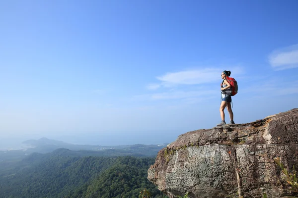 Vrouw genieten van uitzicht op berg — Stockfoto