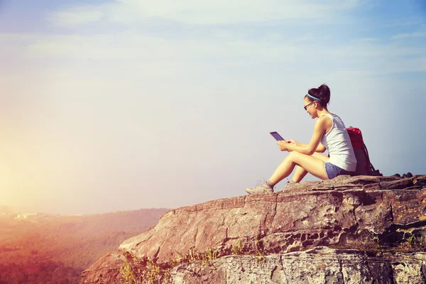 Kobieta turysta za pomocą cyfrowego tabletu — Zdjęcie stockowe