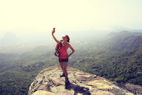 女人的徒步旅行者拍照与智能手机 — 图库照片