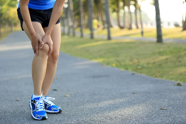Yaralı Bacak Ile Sportif Kadın Runner — Stok fotoğraf