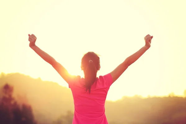 Cheering woman with open arms — Stock Photo, Image