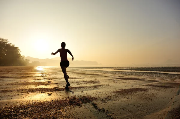 Gezonde levensstijl vrouw uitgevoerd op strand — Stockfoto