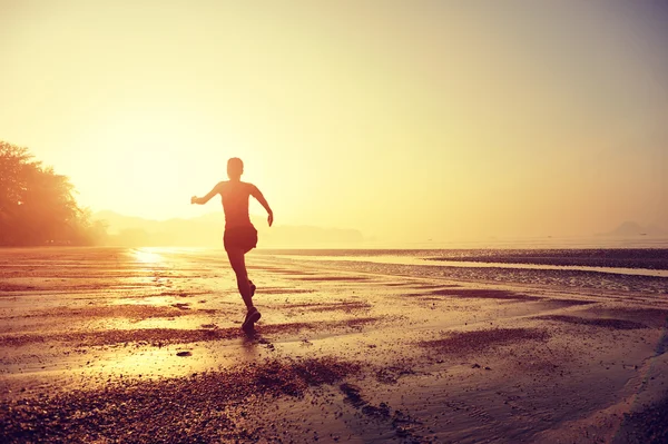 Mode de vie sain femme courir à la plage — Photo