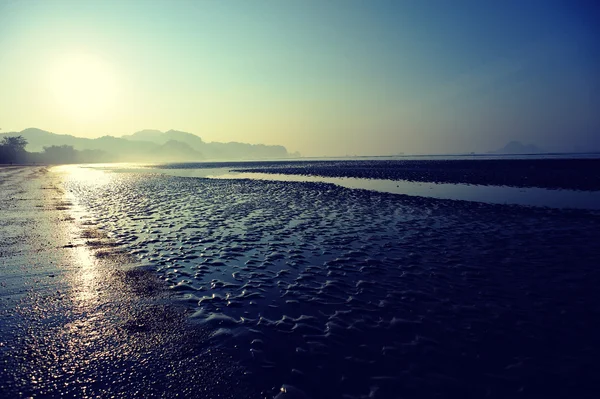 Hermoso amanecer en la playa — Foto de Stock