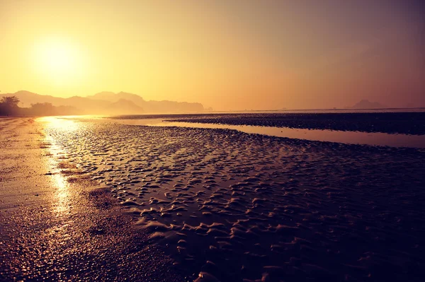 Hermoso amanecer en la playa — Foto de Stock