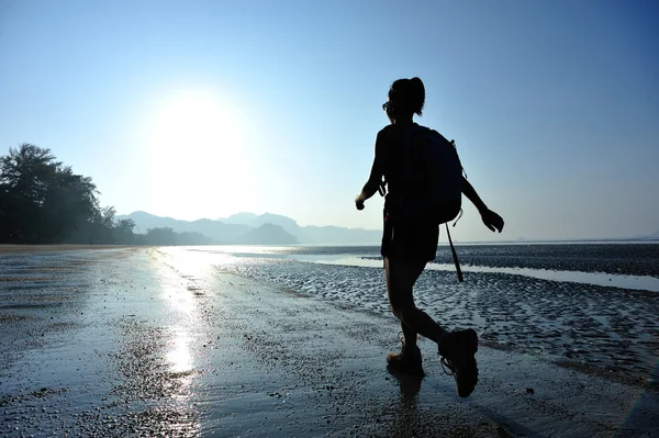 Mulher caminhando na praia — Fotografia de Stock