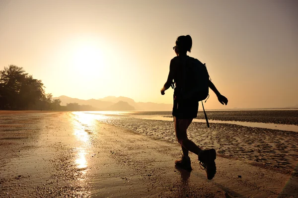 Donna escursionismo sulla spiaggia — Foto Stock