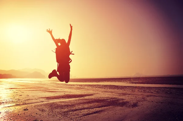 Cheering donna che salta sulla spiaggia — Foto Stock