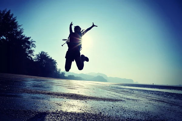 Cheering donna che salta sulla spiaggia — Foto Stock