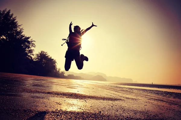 Cheering donna che salta sulla spiaggia — Foto Stock