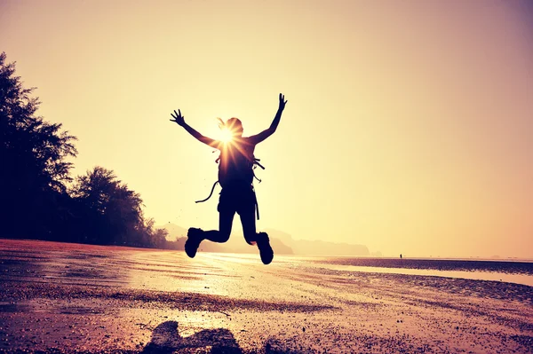 Jubelnde Frau springt am Strand — Stockfoto