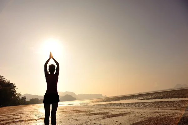 Mujer joven practica yoga — Foto de Stock