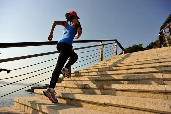 Mujer sana y deportiva corriendo escaleras arriba — Foto de Stock