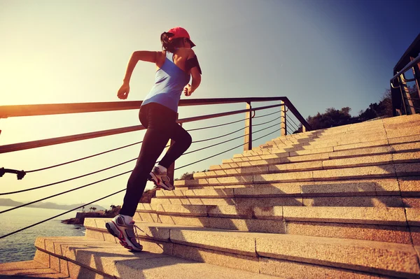 Здоровая спортивная женщина бежит вверх по лестнице — стоковое фото