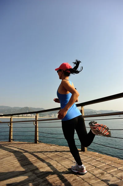 Estilo de vida saludable mujer corriendo en el paseo marítimo —  Fotos de Stock