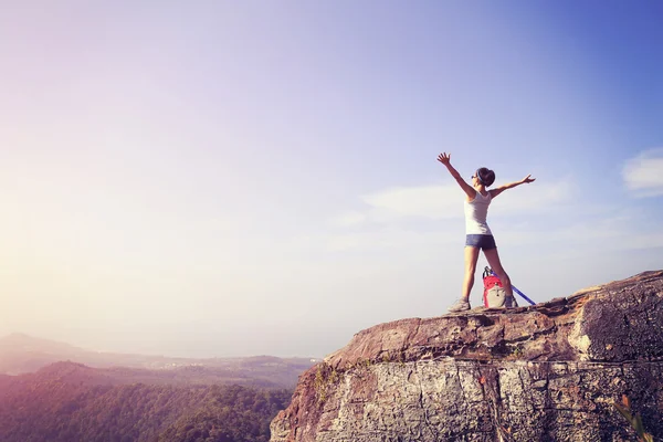 Cheering woman hiker with open arms — Stock Photo, Image