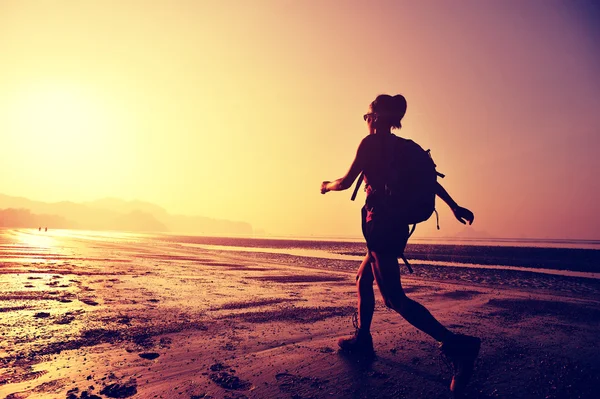 Kumsalda hiking kadın