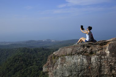 Kadın hiker dijital tablet kullanma