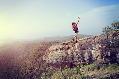 kadın uzun yürüyüşe çıkan kimse alarak fotoğraf ile smartphone