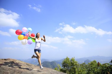 Asyalı kadın ile renkli balonlar çalıştıran