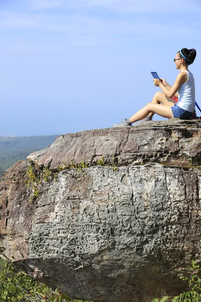 女人的徒步旅行者使用数字平板电脑 — 图库照片