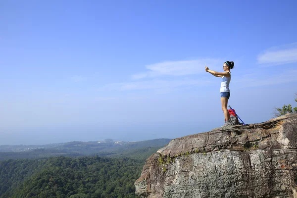 Természetjáró nő használja a digitális tábla Mountain — Stock Fotó