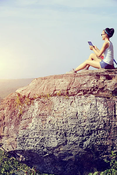 Kadın hiker dijital tablet kullanma — Stok fotoğraf