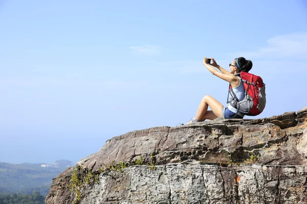 Kadın uzun yürüyüşe çıkan kimse alarak fotoğraf ile smartphone — Stok fotoğraf