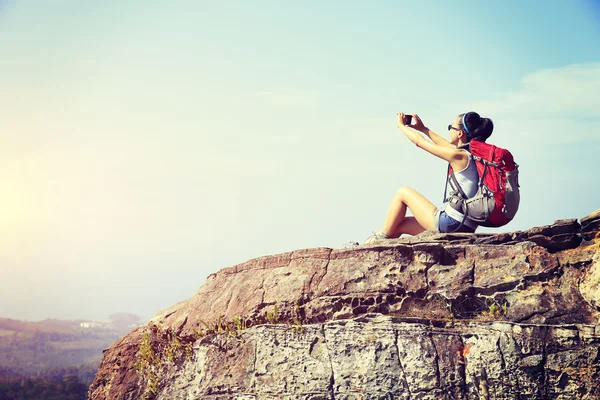Woman hiker taking photo with smartphone — Stock Photo, Image