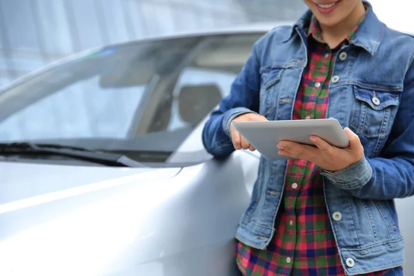 Mulher usar tablet digital — Fotografia de Stock