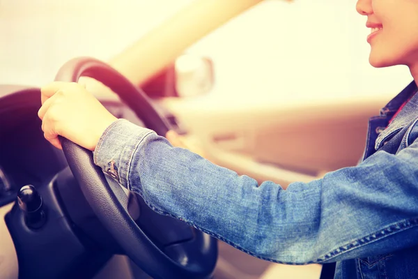 Mains féminines conduisant voiture — Photo