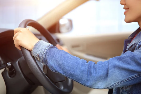 Mains féminines conduisant voiture — Photo