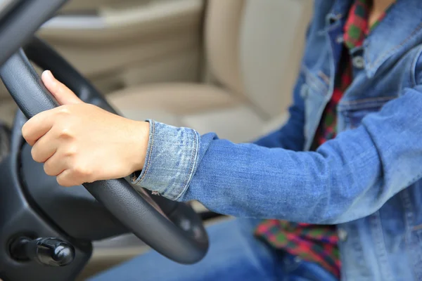 Motorista Feminino Mãos Volante Carro — Fotografia de Stock