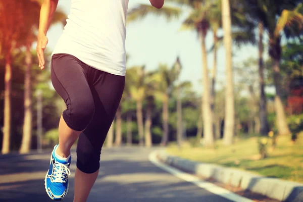 Fitness žen běžec nohy běží — Stock fotografie