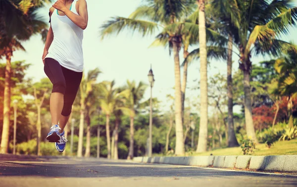 Fitness piernas de jogger femenino corriendo —  Fotos de Stock
