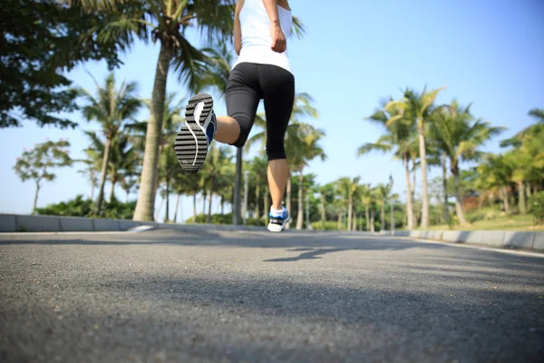 Fitness Vrouwelijke Jogger Poten Lopen Bij Tropische Park Fitness Concept — Stockfoto