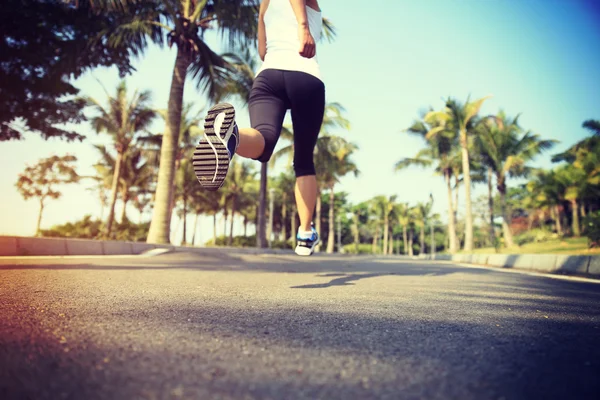 Fitness piernas de jogger femenino corriendo —  Fotos de Stock