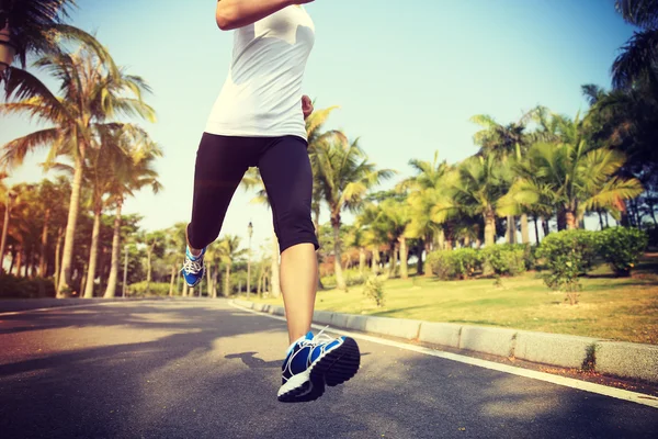 运行的健身名女性慢跑者腿 — 图库照片