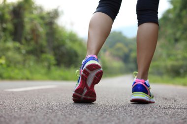 Fitness kadın bacaklara orman iz