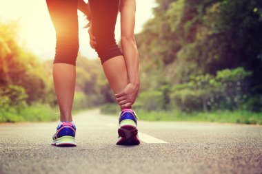 Yaralı bacak ile kadın runner