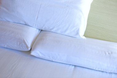 Yatak örtüsü ve yastıklar yatakta