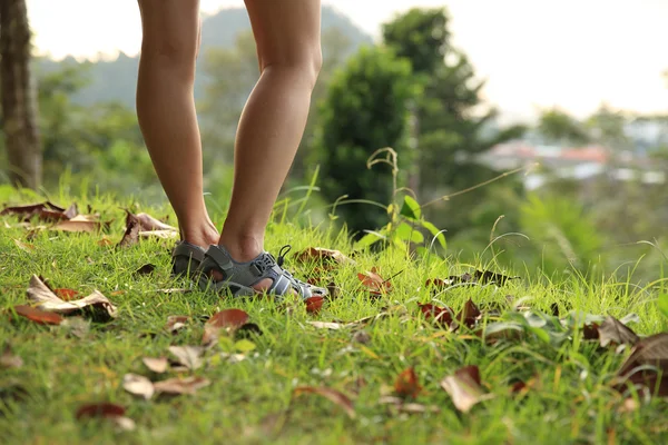 Female at mountain peak — Stock Photo, Image