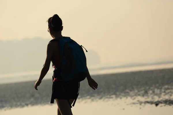 Kvinna vandra på stranden — Stockfoto