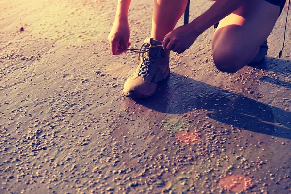 Donna escursionista allacciatura lacci delle scarpe — Foto Stock
