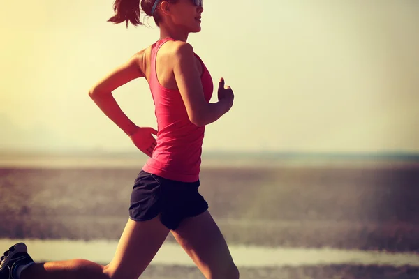 Donna che corre in spiaggia — Foto Stock