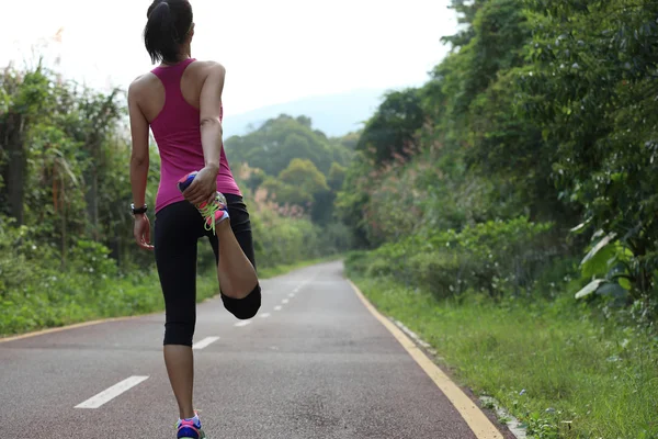 Woman runner warm up — Stock Photo, Image