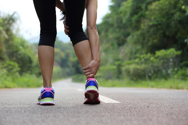 受伤的腿的女跑步运动员 — 图库照片